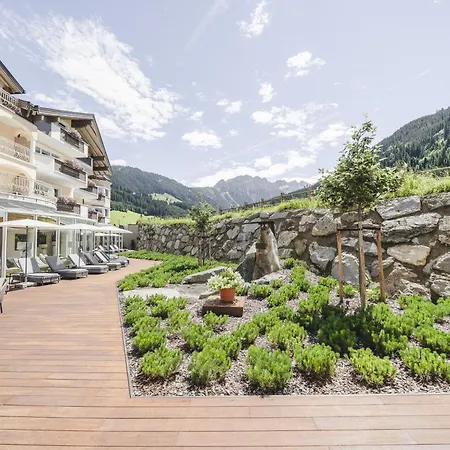 Traumhotel Alpina - 4 Sterne Superior Luxushotel, hoteleigenen Badesee, Adults Only-2